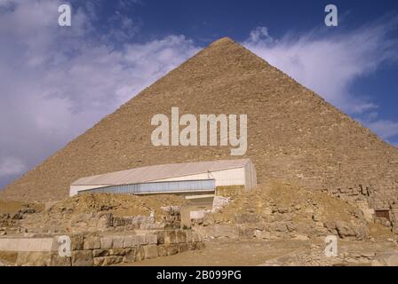 EGYPT, CAIRO, GIZA, VIEW OF CHEOPS PYRAMID WITH SOLAR BOAT MUSEUM Stock Photo