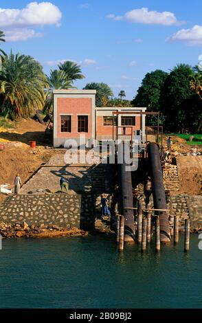 EGYPT, NILE RIVER BETWEEN KOM OMBO AND ESNA, PUMP STATION FOR IRRIGATION Stock Photo