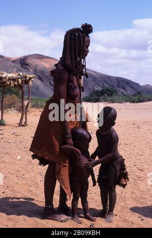 NAMIBIA, SKELETON COAST, KUNENE AREA, HIMBA VILLAGE, GOURDS IN COALS Stock Photo