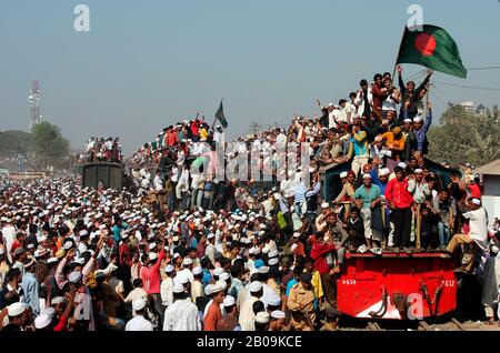 Thousands of Muslim devotees return home on trains provided by Bangladesh Railway, after the annual Bishwa Ijtema on the bank of the Turag river in Tongi. Bishwa Ijtema is the largest Muslim Pilgrimage after Haj, in which several million Muslims from around the world take part. Tongi, Dhaka, Bangladesh. February 1, 2009.