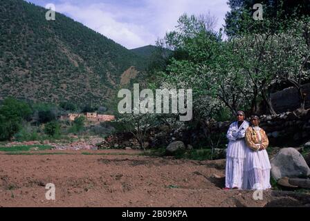 MOROCCO, NEAR MARRAKECH, ATLAS MOUNTAINS, OURIKA VALLEY, BERBER WOMEN Stock Photo