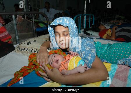 Portrait of a mother with her new born baby on 'World Maternity Health Day' (Bishwa Matri Shasto Dibosh) at Dhaka Medical College Hospital (DMC), Dhaka, Bangladesh. April 6, 2005. Stock Photo