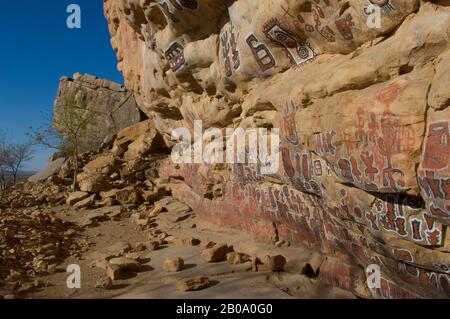 MALI, NEAR BANDIAGARA, DOGON COUNTRY, SONGHO DOGON VILLAGE, CEREMONIAL SITE FOR CIRCUMCISION RITUALS, WITH CLIFF PAINTINGS Stock Photo