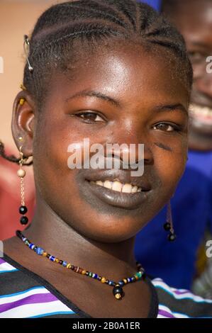WEST AFRICA, MALI, MOPTI, BANI RIVER BANK, PORTRAIT OF LOCAL WOMAN Stock Photo