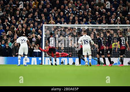 London, UK. 19th Feb, 2020. Football: Champions League, round of 16, first leg, Tottenham Hotspur - RB Leipzig at Tottenham Hotspur Stadium. Giovani Lo Celso (4th from right) of Tottenham shoots a free kick and goalkeeper Peter Gulacsi (back) of Leipzig pitches for the ball. Credit: Robert Michael/dpa-Zentralbild/dpa/Alamy Live News Stock Photo