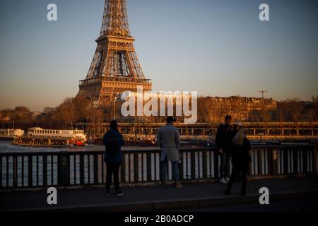 Sunset on the Eiffel Tower, seen from Pont de Bir Hakeim in Paris