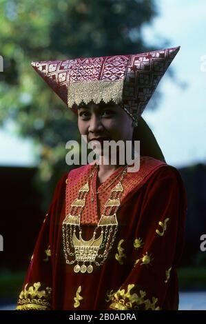 INDONESIA, SUMATRA, BUKITTINGGI, YOUNG WOMAN IN TRADITIONAL MINANGKABAU DRESS