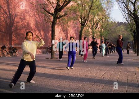 CHINA, BEIJING, PEOPLE DOING TAI CHI AT WALL OF FORBIDDEN CITY Stock Photo