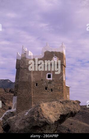 YEMEN, AL MUKALLA, MUD BRICK HOUSE BUILT ON ROCK Stock Photo