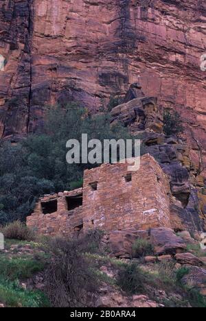 SAUDI ARABIA, NEAR ABHA, ASIR NATIONAL PARK, HABALA VILLAGE, CLIFFSIDE HOUSE Stock Photo