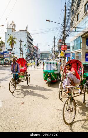 Chittagong, Bangladesh, December 22, 2017: typical steet life with rickshaw traffic  in Chittagong, Bangladesh Stock Photo