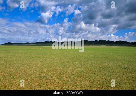 MONGOLIA, GOBI DESERT, NEAR DALANZADGAD, GRASSLANDS (STEPPES), LANDSCAPE Stock Photo