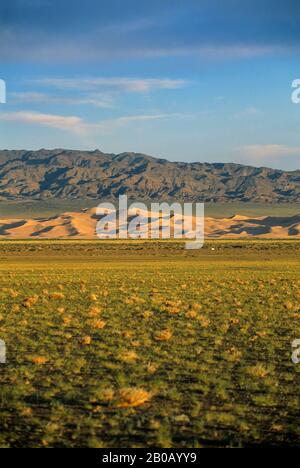 MONGOLIA,  NEAR DALANZADGAD, GOBI DESERT AT KHONGORYN ELS (SAND DUNES), MOUNTAINS Stock Photo