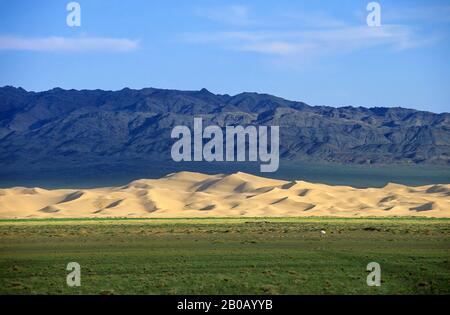 MONGOLIA,  NEAR DALANZADGAD, GOBI DESERT AT KHONGORYN ELS (SAND DUNES), MOUNTAINS Stock Photo