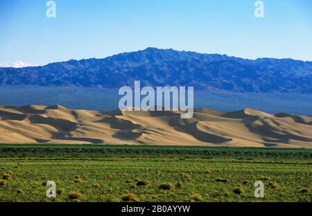 MONGOLIA,  NEAR DALANZADGAD, GOBI DESERT AT KHONGORYN ELS (SAND DUNES), MOUNTAINS Stock Photo