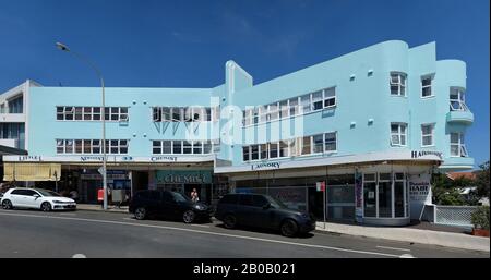 North Bondi, mixed-use Art Deco apartment block and shops in a two story streamline design style of two obtuse angle wings in North Bondi Stock Photo