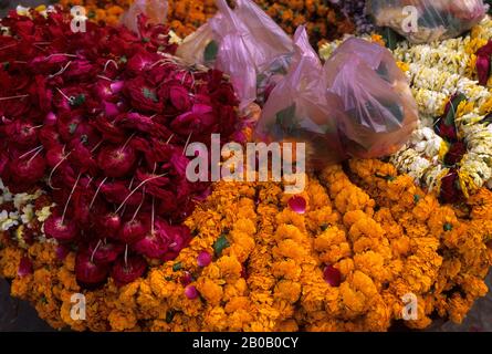 INDIA, VARANASI, STREET SCENE, FLOWER OFFERINGS FOR SALE, CLOSE UP Stock Photo