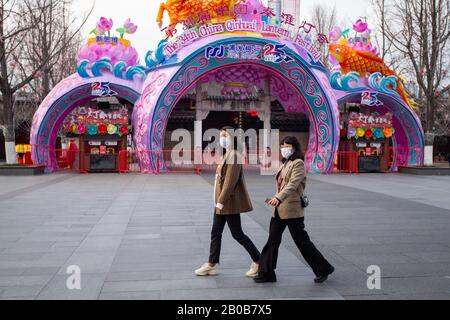 Masked Chinese tourists visit the Confucius Temple scenic spot after it reoponed to the public during the outbreak of the new coronavirus and pneumoni Stock Photo