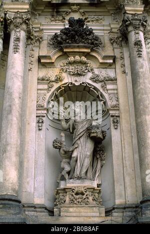 E.GERMANY, DRESDEN, ZWINGER MUSEUM, BAROQUE ARCHITECTURE, DETAIL OF STATUES Stock Photo