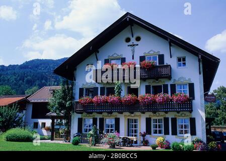 GERMANY, BAVARIA, OBERAMMERGAU, HOUSE WITH GERANIUMS, FLOWERS Stock Photo