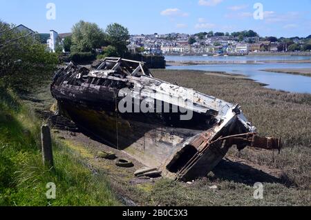 Shipwreck On The River Thames Estuary Near Cliffe Battery Kent Stock   Old Hull Of A Wooden Boat Wreck In The Mud On Estuary Of The River Torridge Near Bideford On The Tarka Trailsouth West Coast Path North Devon Uk 2b0c3x3 