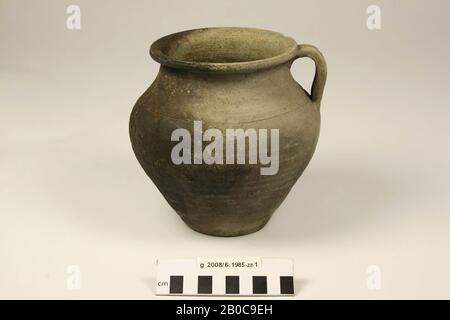 Cooking pot made of gray, rough-walled pottery with 1 ear, Stuart 213A. Glueing, chip off the edge, pot, pottery, h: 15.5 cm, diam: 15.1 cm, br: 15.5 cm, weight: 575 grams, roman 15-30 AD, Netherlands, North -Holland, Velsen, Velsen, Velsen I Stock Photo