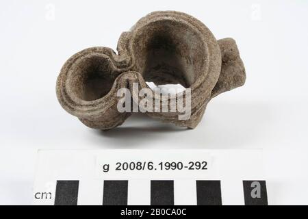 Cloverleaf-shaped mouth with ear starter of a pot of gray, rough-walled pottery, Stuart 214a. Chips from the edge, can, fragment, pottery, 9,8 x 6,2 x 6,5 cm, roman 15-30 AD, Netherlands, North Holland, Velsen, Velsen, Velsen I Stock Photo