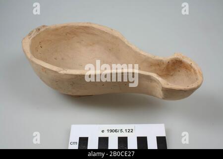 Pottery oil lamp with open top and spout. The ear is missing, chip off the edge, oil lamp, earthenware, 22.7 x 10.8 x 6.3 cm, roman, Netherlands, Gelderland, Nijmegen, Nijmegen, Hees Stock Photo