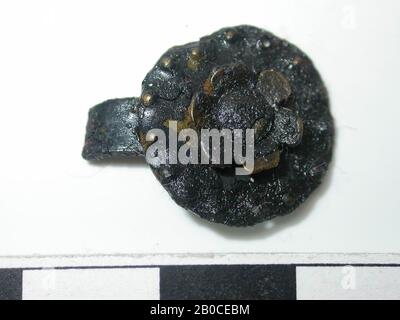 Circular Shape Gold Colored Copper Alloy Circular Shape With The Image Of A Serrated Glass The Window Is Decorated With Lines The Diamond Is Attached To The Circular Shape With A Pin Back