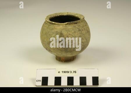 Netherlands Roman period, urn, pottery, h, 8.7 cm, diam, 9.1 cm, roman, Netherlands, Gelderland, Nijmegen, Nijmegen, Hees Stock Photo
