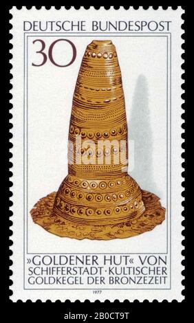 Stamp with serrated edge, on a white background the image of the so-called golden hat of Schifferstadt from the collections of the Historisches Museum der Pfalz in Speyer., Stamp, paper, 4,3 x 2,5 cm , circulation 50,000,000, modern 16 August 1977 Stock Photo