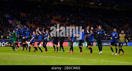 Milan, Italy - 19 February, 2020: Players of Atalanta BC celebrate the victory at the end of the UEFA Champions League round of 16 first leg football match between Atalanta BC and Valencia CF. Credit: Nicolò Campo/Alamy Live News Stock Photo