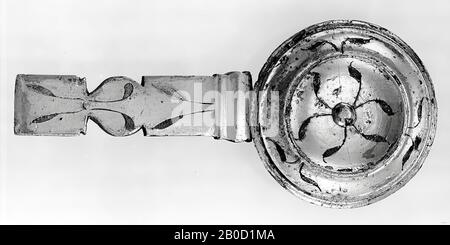 Complete: small disc of silver-plated bronze to which d.m.v. a hinge an elongated adhesive strip is attached. Front of the disc: see e 1931 Stock Photo