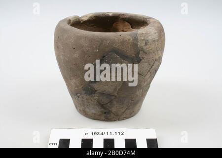 Roman cork pot of earthenware. Old bondings and additions., Cork, earthenware, h: 9.9 cm, diam: 11.9 cm, roman, Netherlands, Gelderland, Wijchen, Wijchen Stock Photo