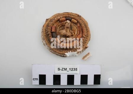 Plaster cast of a presumed metal disc with bust of a woman. Edge damaged, molding, decorative disc, plaster, h: 2 cm, diam: 8.5 cm Stock Photo
