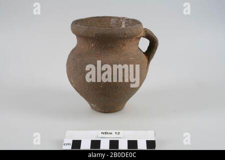 Pot of rough-walled pottery with 1 ear. Chip from the rim., Pot, earthenware, h: 12.1 cm, diam (incl. Ear): 12.4 cm, Approx. 4th century AD, Germany Stock Photo