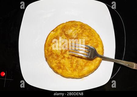 Potat´s omelet also called Spanish omelet, is a typical dish made with eggs, potatoes and onions Stock Photo