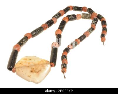 A necklace consisting of 50 beads and 1 pendant. Small more or less oval-shaped beads of pink limestone acting as intermediate beads, of fairly constant size, for rod-shaped beads of polished black calcite with white veins, which become increasingly longer towards the middle of the chain. In the middle of the chain there is a large rectangular, polished pendant made of serrated, transparent chalcedony, diagonally pierced, with a flat side and a side flattened on two sides., Ornament, stone, limestone, calcite, chalcedony, total length 56 cm , length folded 28 cm, width max. 4.5, Jemdet Nasr Stock Photo