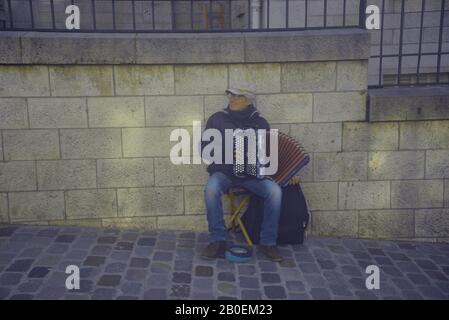 Accordion player in Paris, pasakdek Stock Photo