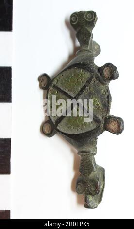 Fibula of bronze. Round disc with cross in the middle and surrounded by four round protrusions surrounded. Red and green enamelled. There is a projection on both sides. The pin is broken., Fibula, brooch, metal, bronze, enamel, 2.0 x 5.0 x 0.7 cm, Roman 300 Stock Photo