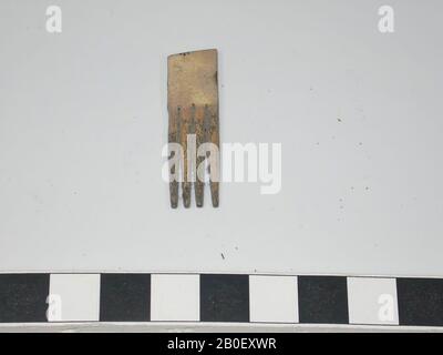 Fragment of a one-sided or partially double-sided three-layer comb. Only a tooth plate of the original comb has been preserved., Type: unknown. Decoration: handle blades: unknown. The tooth plate is not decorated. Form: unknown. Tooth plates: 1. End plates: 0. Teeth: 4. Original number: unknown. Rivets: 0. No marks, comb fragment, organic, bone, l = 3,6 cm and b = 1,1 cm., Netherlands, Friesland, Littenseradiel, Kubaard, Cubaard Stock Photo