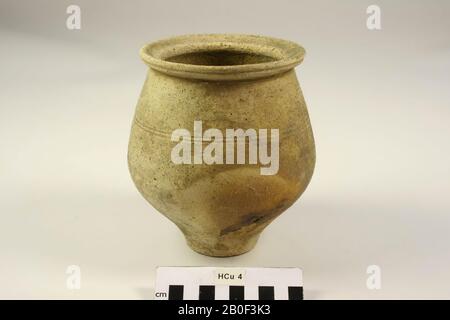 The Netherlands Roman period, urn, pottery, h, 15.7 cm, diam, 14.5 cm, roman 2nd century AD, Netherlands, Limburg, Heerlen, Heerlen Stock Photo