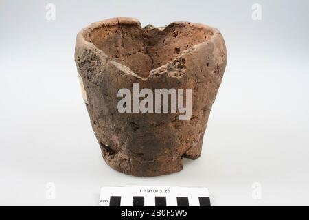 Netherlands Roman period, urn, pottery, hand-shaped, h, 13.8 cm, diam, 15.5 cm, roman, Netherlands, Limburg, Beesel, Beesel Stock Photo