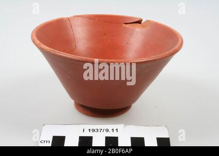 Undecorated terra sigillata bowl. Old bonding, damage to the edge, scratches on the surface. Contains cremated residues., Bowl, earthenware, terra sigillata, h: 7 cm, diam: 12,8 cm, roman, Netherlands, Limburg, Peel and Maas, Helden Stock Photo