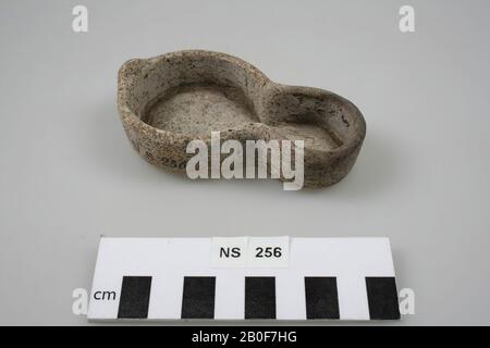 Pottery oil lamp with open top and spout. The ear is missing., Oil lamp, pottery, 10.4 x 5.7 x 3 cm, roman, Netherlands, Gelderland, Nijmegen, Nijmegen, Waal Stock Photo