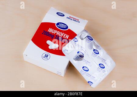 Photograph of a Box and blister pack of Boots Ibuprofen 200mg Tablets Stock Photo