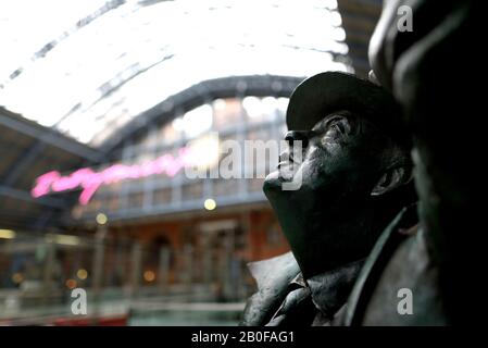 London, England, UK. St Pancras Railway Station. Statue: Sir John Betjeman (2007, Martin Jennings) on upper concourse Stock Photo