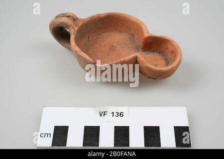 Pottery oil lamp with open top, with ear and spout. Chip off the edge, oil lamp, earthenware, 11 x 6.2 x 3.6 cm, roman, Netherlands, Utrecht, Bunnik, Fighting Stock Photo