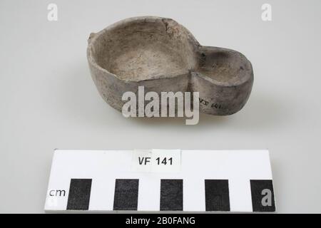 Pottery oil lamp with open top and spout. The ear is missing., Oil lamp, earthenware, 8,8 x 5,3 x 3,5 cm, roman, Netherlands, Utrecht, Bunnik, Fighting Stock Photo