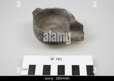 Pottery oil lamp with open top, spout and stand ring. Part of the spout is missing, the ear is missing., Oil lamp, pottery, 9 x 7 x 4 cm, roman, Netherlands, Utrecht, Bunnik, Fighting Stock Photo